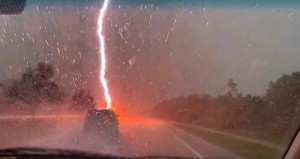 Hərəkətdə olan avtomobili ildırım vurdu - VİDEO