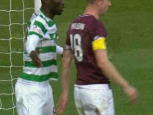 Futbolda görünməmiş hadisə: rəqibinin cinsiyyət orqanından yapışdı... - VİDEO