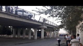 Kürdəmirdə avtomobil körpünün hasarına çırpıldı  - FOTO