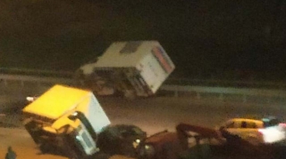 Bakıda güclü külək yük avtomobillərini aşırıb  - FOTO