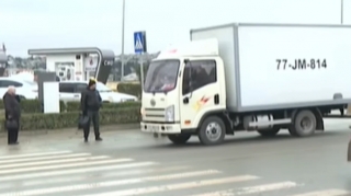 Binəqədi-Novxanı yolunda keçid piyadalar üçün təhlükə yaradır - VİDEO 