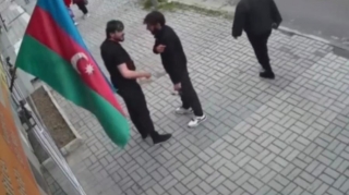 Bayrağa hörmətsizlik etdi, cavabı ağır oldu - VİDEO 