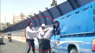 Yol polisinin özbaşınalığı: Sürücünün başını maşına çırpdı    - VİDEO