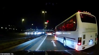 Birbaşa ən sol zolağa keçən avtobus sürücüsü az qala qəza törədəcəkdi   - VİDEO