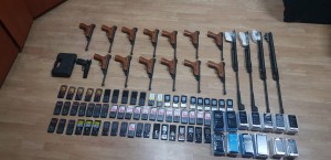 Avtomobildə gizlədilmiş pnevmatik tapança və telefonlar aşkar edildi - VİDEO