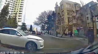 Yola diqqətsiz girən “BYD” sürücüsünün manevri baha başa gəldi   - ANBAAN VİDEO