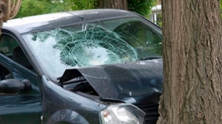 Qobuda maşın dirəyə çırpıldı, 9 yaşlı oğlu öldü 