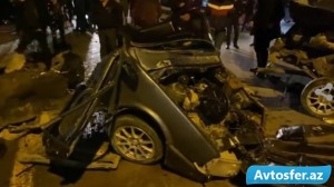 Bakıda dəhşətli qəzada maşın 3 hissəyə bölündü - 2 ölü, 3 yaralı  - VİDEO