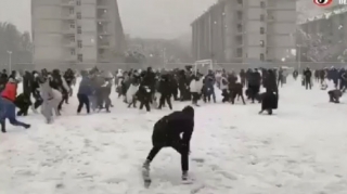 Çində noyabr ayında qar yağdı:  Kütləvi qartopu oyunundan maraqlı görüntülər - VİDEO 