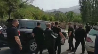 Zəngəzurda Paşinyanın avtomobilinə hücum olub, mühafizəçisinin paltarı cırıldı  - VİDEO - YENİLƏNİB