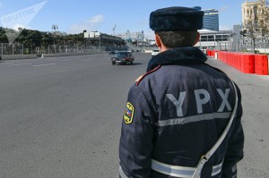 Bakıda sürücünü qanunla susduran yol polisi mükafatlandırıldı - VİDEO