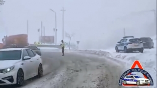 Дорожная полиция обратилась к водителям в связи с непогодой - ВИДЕО