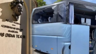 Azərbaycanda teatrın qastrol avtobusu qəzaya düşdü - VİDEO 