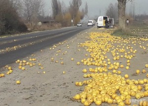 Avtomobildən 30 yeşik alma yola dağılıb - VİDEO