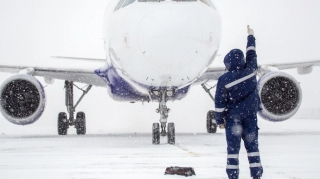 Kəskin hava şəraiti səbəbindən təxirə salınan uçuşların sayı 10 mini keçdi 