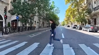 Qırmızı işığı saymayan gənc qız az qala motosikletə çırpılacaqdı   - ANBAAN VİDEO