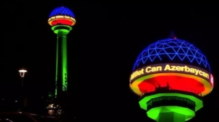 "Atakule" qülləsi Azərbaycan bayrağının rəngləri ilə işıqlandırılıb - FOTO