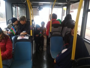 Avtobusda uşaqlara bayraq payladılar - FOTO