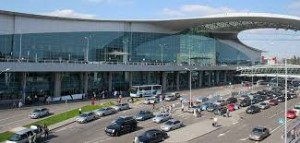 Aeroportda 20 ilan keçirmək istəyən sərnişin saxlanılıb