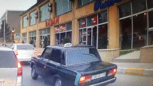 Onun pərdəsi də var, “peredoku” da: yolun ortasında dönə bilər - VİDEO