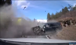 "Volvo" yük maşını ilə toqquşdu: sürücü sağ qaldı - VIDEO