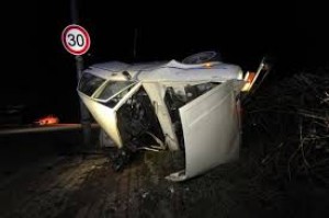 Maşın elektrik dirəyinə çırpıldı: 1 ağır, 3 yaralı - FOTO