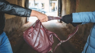 Bakıda qadından hədə-qorxu ilə pul tələb edilib 