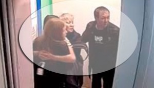 Ata qızını və onun nənəsini liftdə döydü: dostları ilə qəlyan çəkdiyinə görə - VİDEO