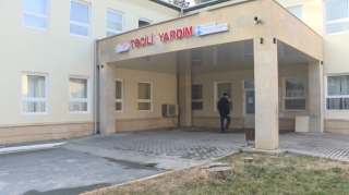 Qaxda minik avtomobili qaz xəttinə çırpılaraq aşıb 