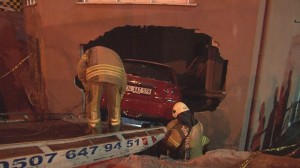 İdarəetmədən çıxan avtomobil evin içinə girdi - FOTO