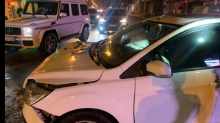 Bakıda qırmızıda keçən sürücü qəza törətdi, xəsarət var  - FOTO