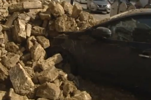 Bakıda divar avtomobilin üzərinə uçub - VİDEO