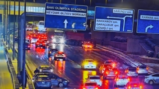 Bakıda buzlu yola görə zəncirvari qəza baş verdi - FOTO