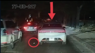 В Баку таксист выбросил мусор из окна автомобиля и попал на камеру - ВИДЕО 