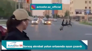 Sərxoş akrobat yolun ortasında "oyun çıxardı":  maşın vurdu  - VİDEO