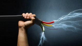Elektrik naqilləri ilə oynayan yeniyetməni "tok" vurdu 