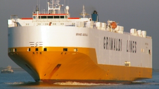 Avtomobil daşıyan gəmi Hörmüz boğazında ilişib qalıb 