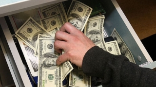 Sumqayıtda mağazadan 16 min manat və 5 min dollarlıq oğurluq edilib 