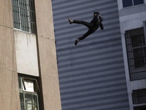 Bakıda 18 yaşlı oğlan özünü 8-ci mərtəbədən atıb