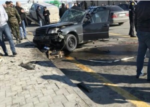 Bakıda "Mercedes" iki yerə bölündü, sürücü öldü - FOTOLAR