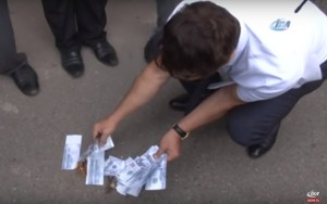 Bakıdan Türkiyəyə dəstək: “Dollar”lar yandırıldı - VİDEO