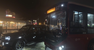 Qadın sürücü avtobusa yol verməyib qəza törətdi; digərini təhqir etdi - VİDEO - FOTO