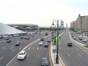 Bakının mərkəzində qorxulu hadisə: qadını yolun ortasından çıxartdılar