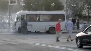 Polislər yanan avtobusdan insanları belə xilas etdilər - VİDEO