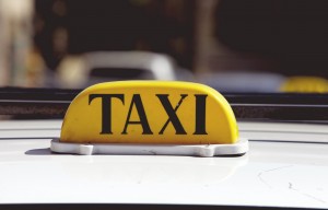 Taksi sürücüsünü aldadıb avtomobilini qaçırdılar - Bakıda