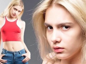 Müğənni təyyarədə sərnişinləri qorxutdu - Qalmaqal