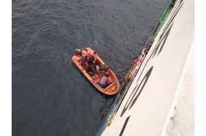 Azərbaycan dənizçiləri batmaq təhlükəsi ilə üzləşən miqrantları xilas etdi - FOTO