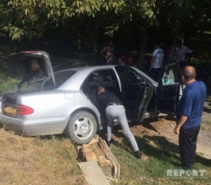 "Mercedes" maneəyə çırpıldı: 1 yaralı