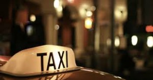 Taksi sürücüsü ona bıçaqla hücum edən sərnişinləri güllələdi