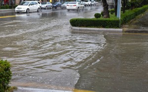 Güclü yağış Bakı yollarında problemlər yaradıb